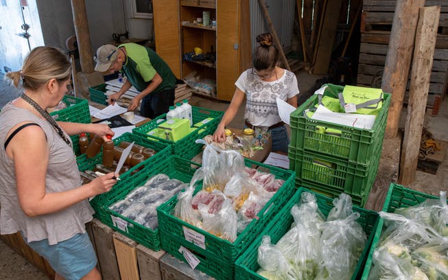 Noah Fernandez und zwei Helferinnen beim Abpacken der Waren im Hofladen in Lostorf 