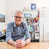 Christoph Merlo, Co-Leiter des Zentrums für Hausarztmedizin und Community Care, in seiner Hausarztpraxis an der Furrengasse in Luzern. (Bild: Nadia Schärli (Luzern 3. März 2021 ))