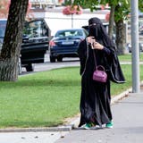 Eine Touristin mit Nikab in Interlaken. r Niqab, welche in Europa momentan für Kontroverse sorgen. (Archivbild)