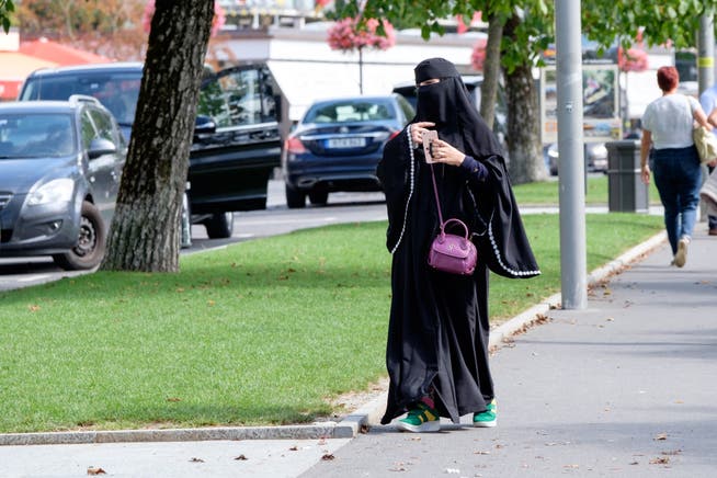 Eine Touristin mit Nikab in Interlaken. r Niqab, welche in Europa momentan für Kontroverse sorgen.