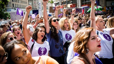 Der Frauenstreik von 2019 hallt nach. (Bild: Jean-Christophe Bott / KEYSTONE)