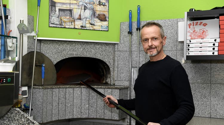Giuseppe Cupertino vor seinem Ofen: Mit seinem Rezept sind die Pizzen in drei Minuten fertig. (Alexander Wagner)