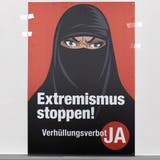 Provoziert international unterschiedlichste Reaktionen: Plakat aus dem Abstimmungskampf über die angenommene Burka-Initiative. (Keystone)
