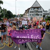 Am 14. Juni 2019 demonstrierten Frauen und Männer in Zug für mehr Gleichberechtigung. (Bild: Stefan Kaiser)