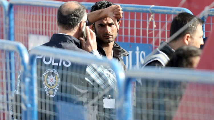 Ein Migrant am Hafen von Izmir in der Türkei im Jahr 2016. (Symbolbild: Tolga Bozoglu / EPA/EPA)