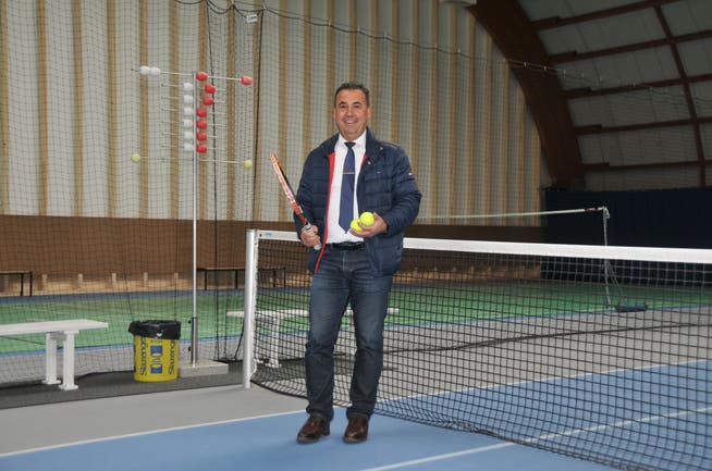 Geschäftsführer Sinan Jerliu in der redimensionierten Tennis- und Badmintonhalle des Sport- und Freizeitcenters Rex.