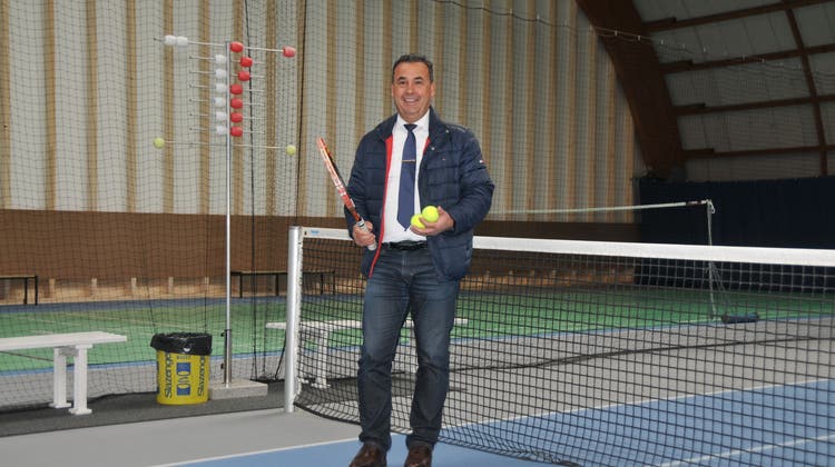 Geschäftsführer Sinan Jerliu in der redimensionierten Tennis- und Badmintonhalle des Sport- und Freizeitcenters Rex. (Bild: Matthias Piazza (Stans, 9. März 2021))