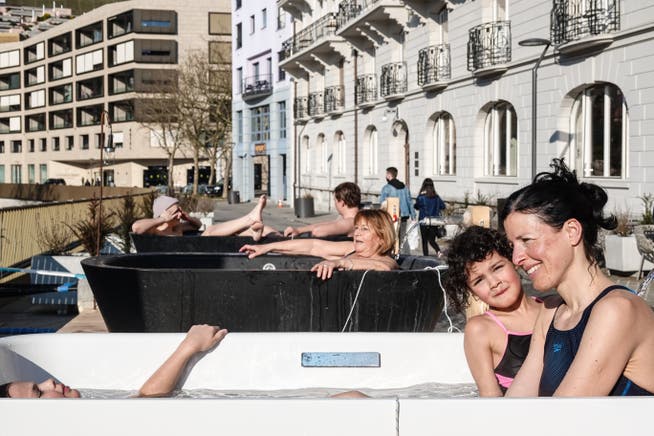 Genuss pur – die drei Thermalwasser-Badewannen in Ennetbaden locken enorm viel Publikum an.
