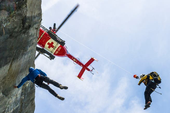 Die Bergretter in der Schweiz – im Bild eine Übung zusammen mit der Rega – waren im vergangen Jahr so gefragt wie noch nie.