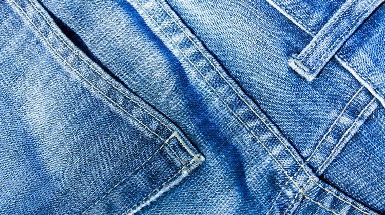 Es gibt sie in vielen Varianten. In diesem Jahr kommen Jeans gross raus. (Bild: Vladitto / iStockphoto)