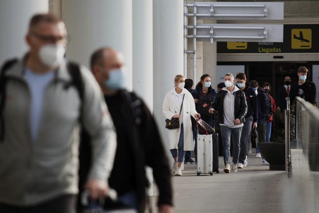 Touristen kommen am Flughafen von Palma de Mallorca an. Wer sich infiziert, muss sich in Isolation begeben.