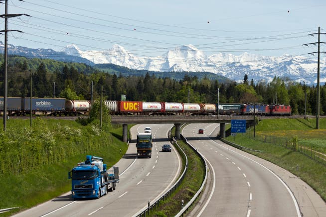 Der Güterverkehr durch die Schweizer Alpen hat im vergangenen Jahr abgenommen.