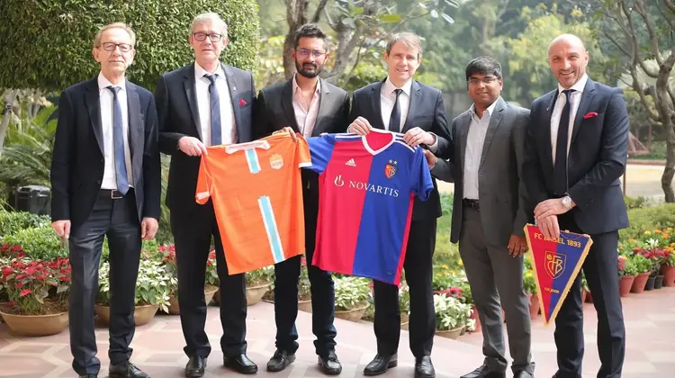 Die FCB- und Chennai-City-Verantwortlichen posieren in Neu-Delhi bei der Bekanntmachung des Einstiegs des FC Basel beim indischen Verein. (HO)
