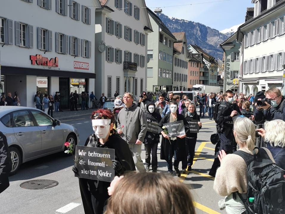 Die maskierten Demonstranten betrauerten die traumatisierten Kinder, dazu erklang Kirchenmusik.