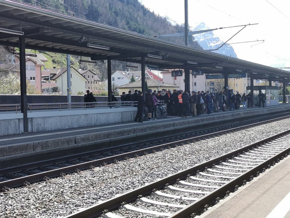 Die Polizei kontrollierte alle Fahrgäste am Bahnhof Flüelen.