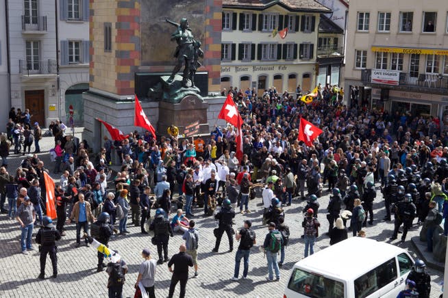 Ein Bild, wie es Altdorf wohl noch nie sah: Hunderte Demonstranten sind um das Telldenkmal versammelt.