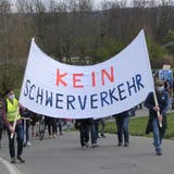 Friedlich marschieren die rund 300 Teilnehmerinnen und Teilnehmer den Verlauf der geplanten Schnellstrasse ab. (Bild: Ina Wiedenmann)