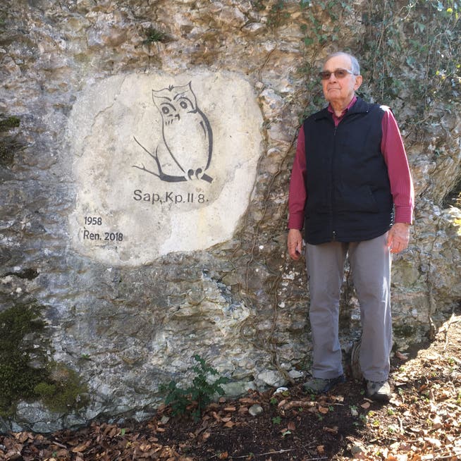 Initiant Bruno Bommeli freut sich über die gelungene Restaurierung der Eule beim Felsunterstand im Etschiwald Kerns.