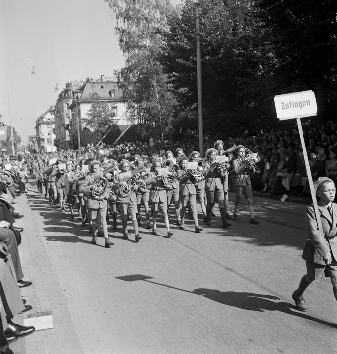 Blasmusik der Zofinger Kadetten beim Umzug bei den eidgenössischen Kadettentagen in Aarau, 11.9.1949