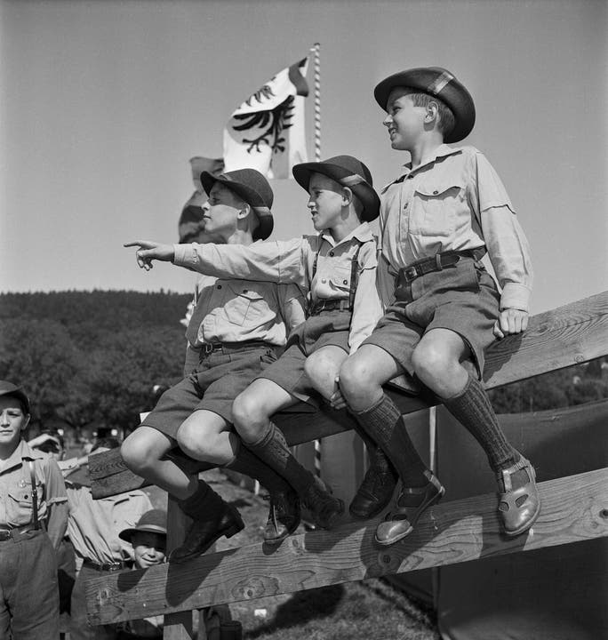 Drei Buben auf einem Geländer bei den eidgenössischen Kadettentagen in Aarau, 11.9.1949