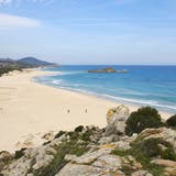 Strand Su Giudeu in Chia, Sardinien. (Sardegna Turismo/Elisa Locci/Shutterstock / SON)