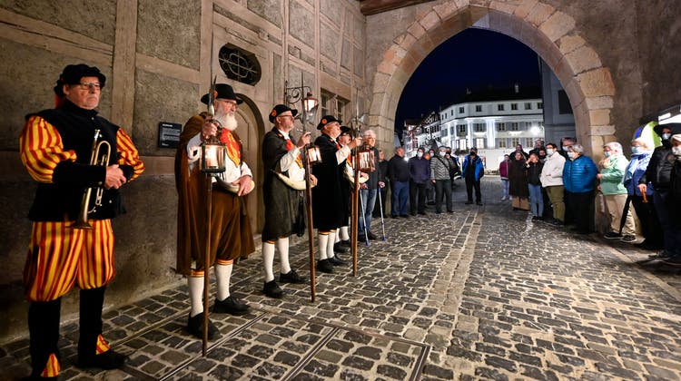 Beim Bogenturm in der Bischofszeller Altstadt beginnt um neun Uhr abends der Rundgang mit den Nachtwächtern. (Bild: Ralph Ribi (Bischofszell, 11. April 2021))