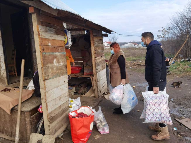 Elena Cristina und Marius Arsene geben in einem Dorf Lebensmittel ab.