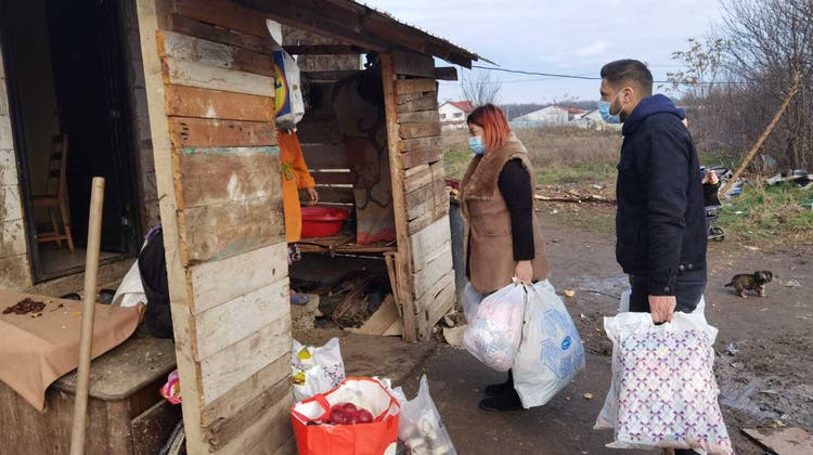 Elena Cristina und Marius Arsene geben in einem Dorf Lebensmittel ab. (Bild: zvg)