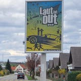 Auf den neuen Plakaten – hier eines in Würenlingen – des Cercle Bruit Schweiz steht die Message «Laut ist out». (Bild: Fabian Hägler)