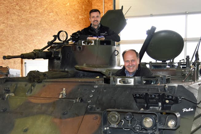 Daniel Engeli und Heinz Nater in einem Schützenpanzer im Depot in Märstetten. Ans Treffen rattern wird dieser jedoch erst wieder in einem Jahr. 