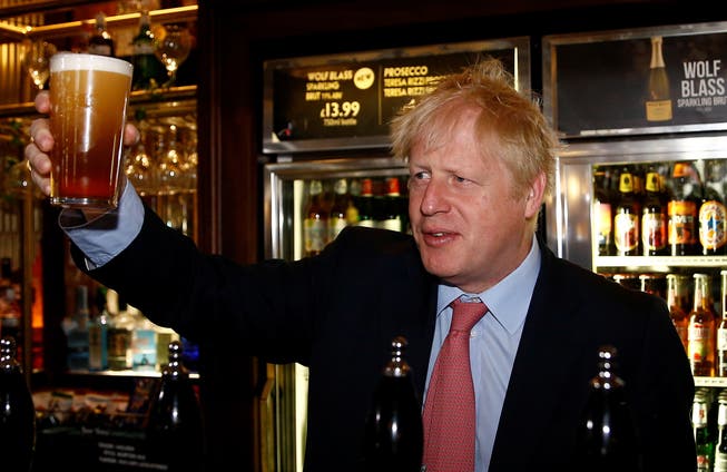 Premier Boris Johnson (hier auf einer Aufnahme vom Juli 2019) gedulded sich aus Pietätsgründen noch ein bisschen, bis er sich den ersten Schluck gönnt.