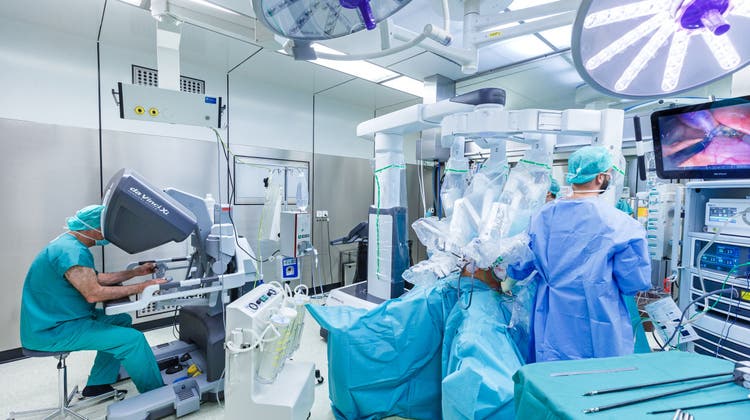 Am Universitätsspital Zürich wurde zum ersten Mal in der Schweiz ein Tumor der Bauchspeicheldrüse mit dem Operationsroboter entfernt. (USZ)