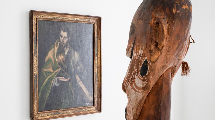 Der Redner aus Papua-Neuguinea begegnet einem Bild aus El Grecos Schule. In «Making the World» im Museum der Kulturen, Basel (Omar Lemke / MKB, Museum der Kulturen Basel)