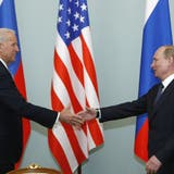 Der damalige Vizepräsident und heutige Präsident der USA Joe Biden trifft den russischen Präsidenten Wladimir Putin (r.). (Archivbild 2011) (Zemlianichenko/AP)
