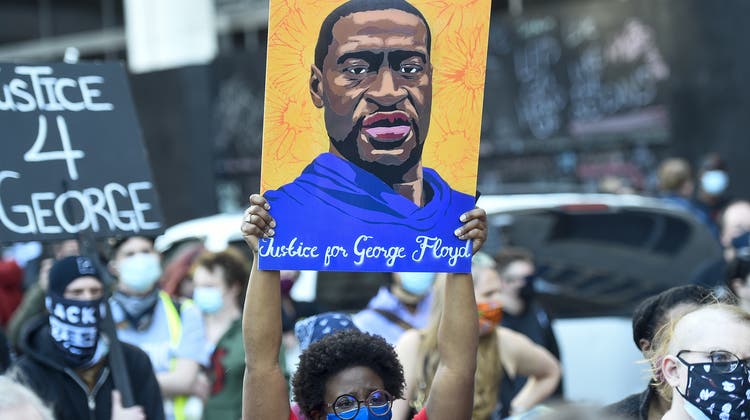 Ab Dienstag hat die Verteidigung von Derek Chauvin das Wort. Auf den Strassen gehen die Proteste der Black-Lives-Matter-Bewegung weiter. (AP)
