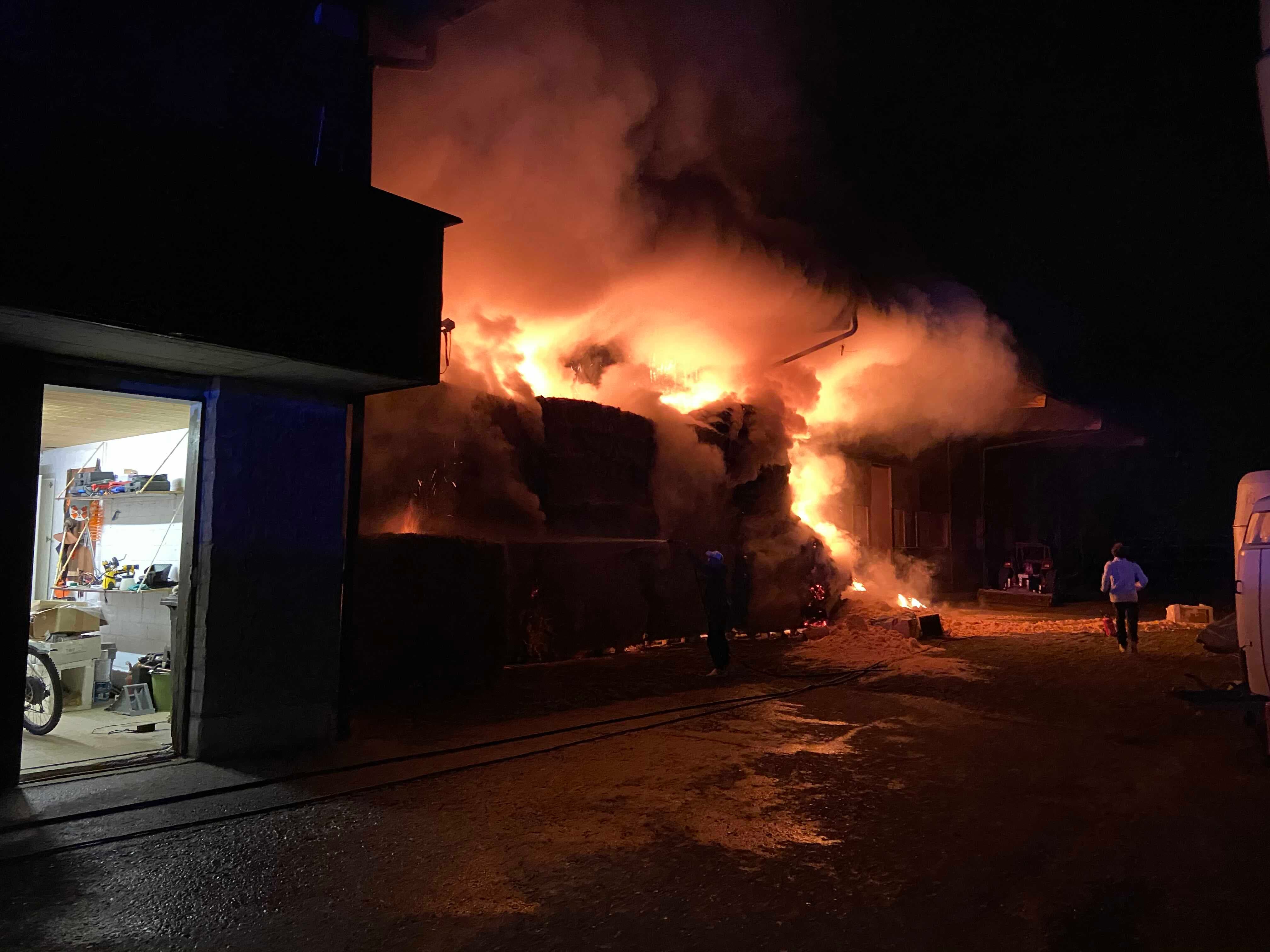 In der Nacht vom Montag, 12. April auf Dienstag, 12. April 2021 brennt es in einem Pferdestall in Würenlos.