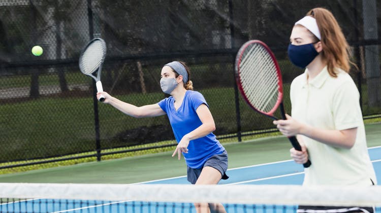 Aktuelle Situation im Tennis: Einzel ohne Maske erlaubt, Doppel draussen nur mit Maske, in der Halle gar nicht. (Bild: Getty)