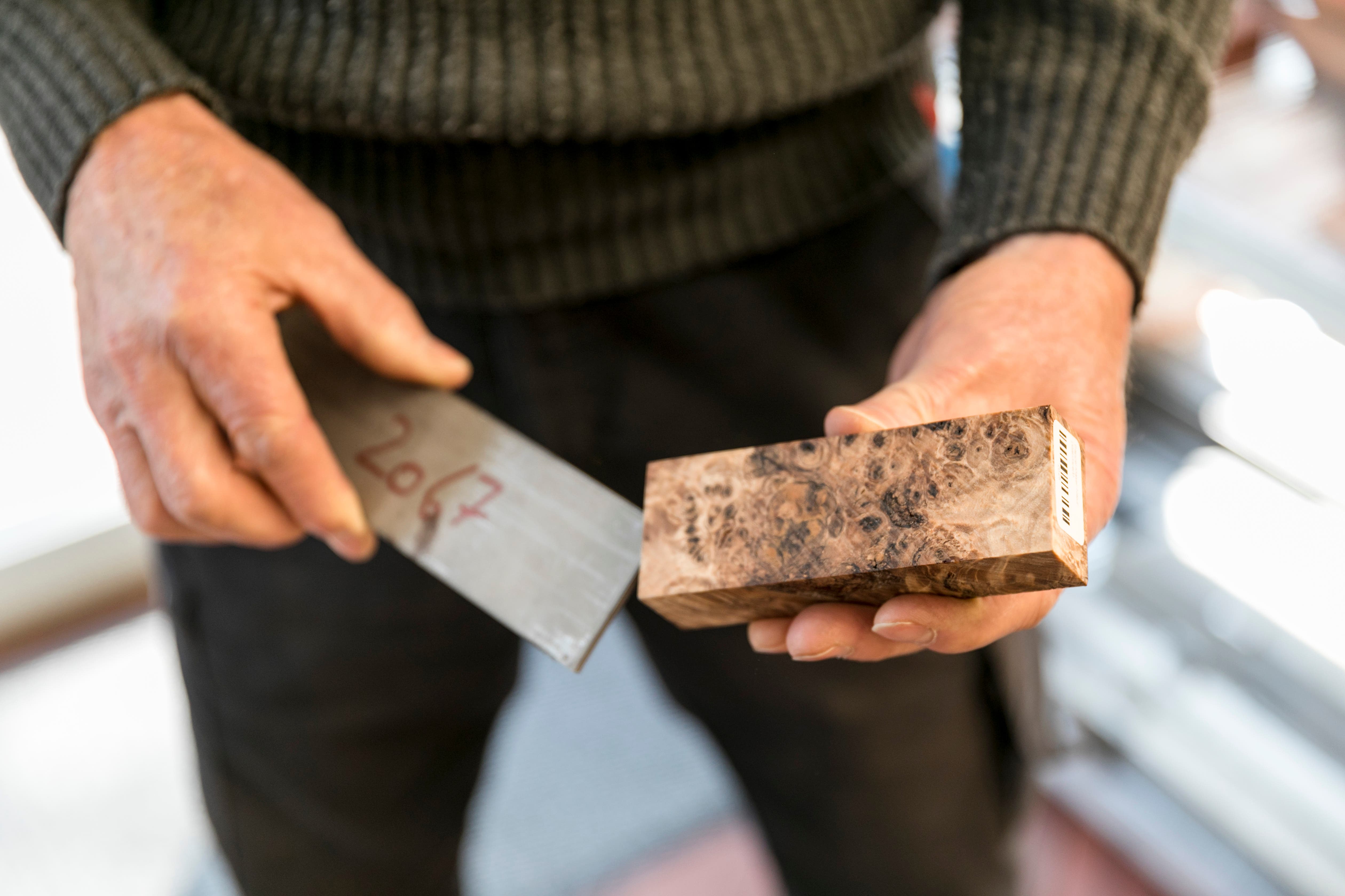 Die Rohmaterialien: Ein Stück Stahl für die Klinge und Holz für den Griff – in diesem Fall Pappel.