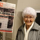 Berty Sutter besuchte am Mittwoch die Ausstellung «Frauen sprengen Fesseln!» im Baronenhaus. Dort sah die Wilerin auch das Zeitungsfoto von sich, wie sie 1967 über den Zaun der Badi Weierwies kletterte. (Bild: Larissa Flammer)