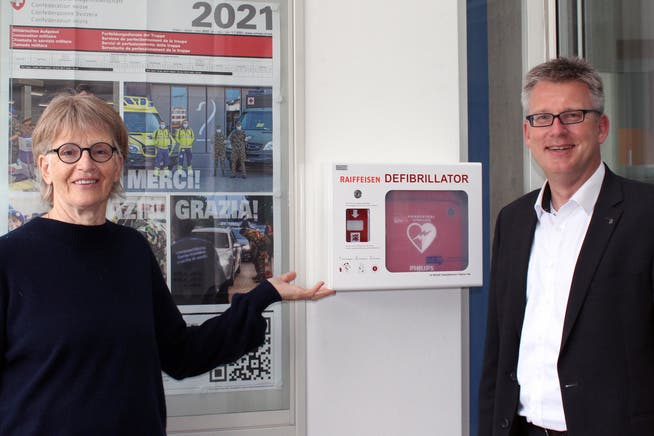 Beim Gemeindehaus in Gipf-Oberfrick wurde ein Defibrillator installiert. Im Bild Gemeindeammann Regine Leutwyler und Marc Jäger, Vorsitzender der Bankleitung.