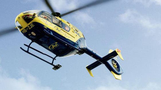 Der AAA-Rettungshelikopter hebt nach einem Notfalleinsatz beim Thermalbad Zurzach wieder ab. (Bild: Alex Spichale (6. April 2020))