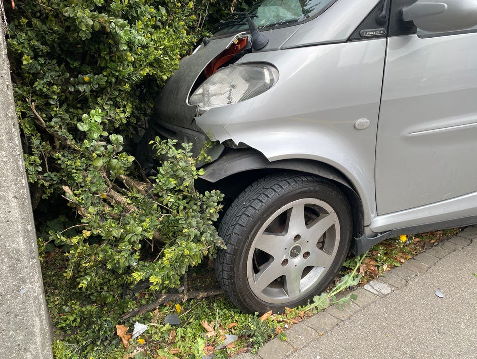 Baden AG, 14. April: Eine 26-Jährige fährt in Baden gegen eine Mauer. Das Unfallauto ist stark beschädigt, die Fahrerin unverletzt.