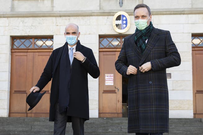 Der Kanton Aargau (hier Gesundheitsdirektor Jean-Pierre Gallati, rechts) fordert vom Bundesrat (hier Gesundheitsminister Alain Berset, links) einen Zeitplan für Öffnungen.