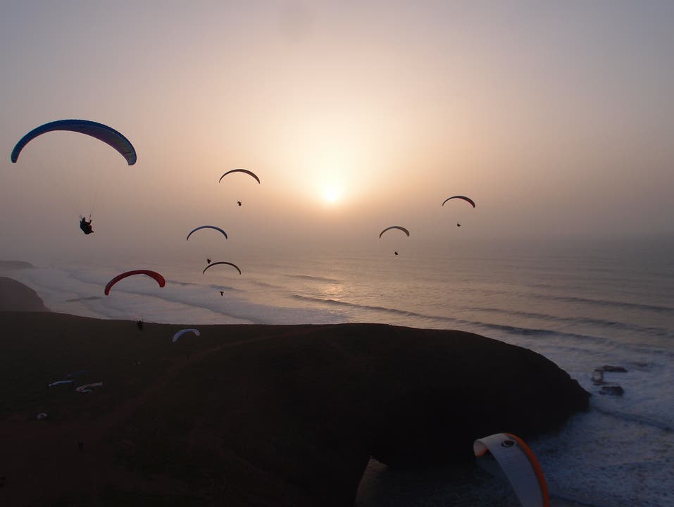 Die Gruppe mit Urs Frei fliegt in Marokko dem Sonnenuntergang entgegen (aufgenommen 2017)