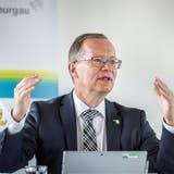 Regierungspräsident Walter Schönholzer erläutert das ausgebaute Thurgauer Härtefallprogramm. Basis ist die 22 Seiten umfassende Verordnung des Bundes. (Bild: Andrea Stalder)