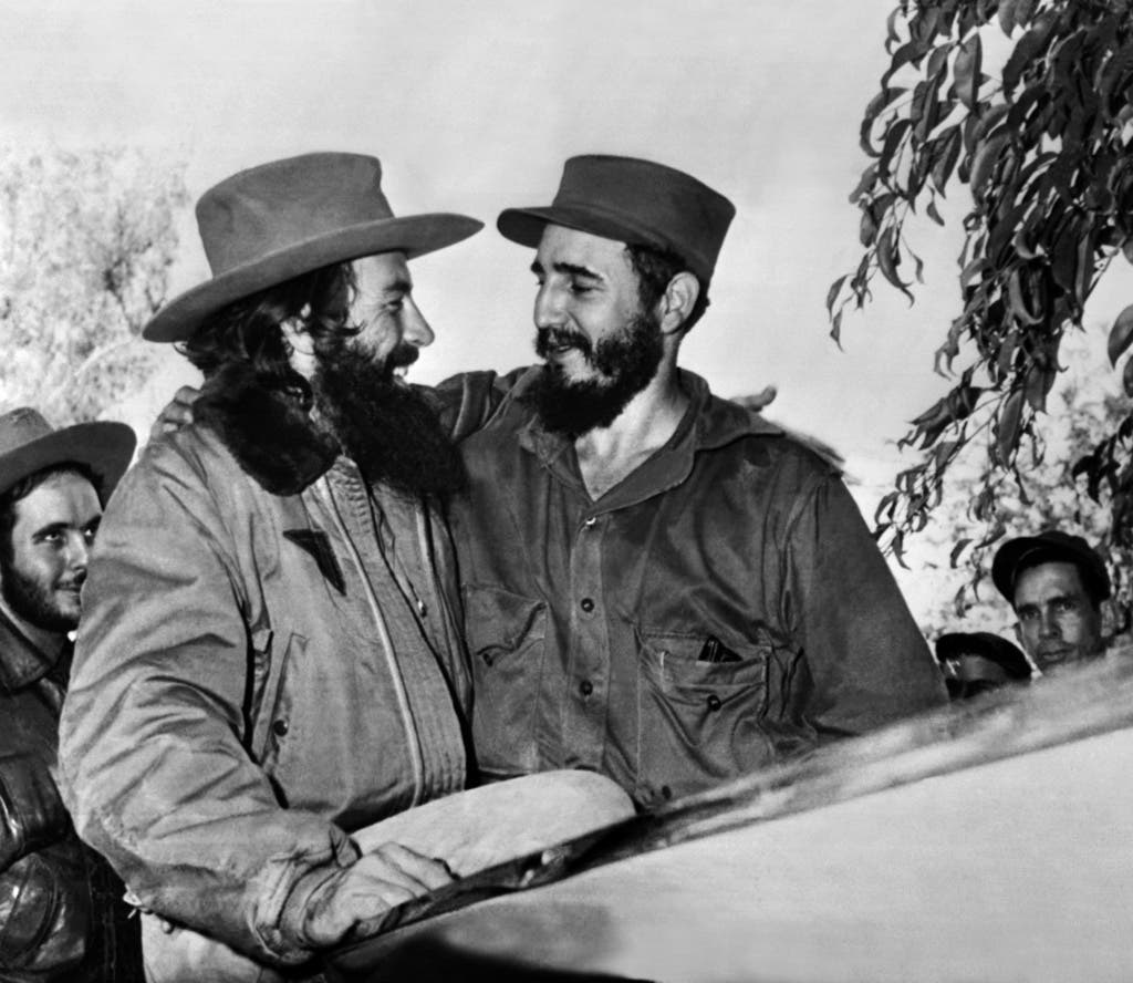 Vom Rechtsanwalt zum Revolutionsführer. Fidel Castro, rechts, und Camilo Cienfuegos, links, am 4. Januar 1959 bei ihrem Triumphzug durch Kuba. Vier Tage später erreichen sie Havanna. Seit 1953 trat Castro als aktiver Gegner des Machthabers Fulgencio Batista auf, was 1956 zu einem dreijährigen Guerillakrieg führte. 1959 dann der Sieg.