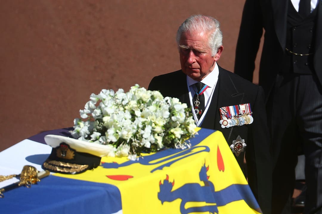 Prinz Charles trauert am Sarg seines Vaters.