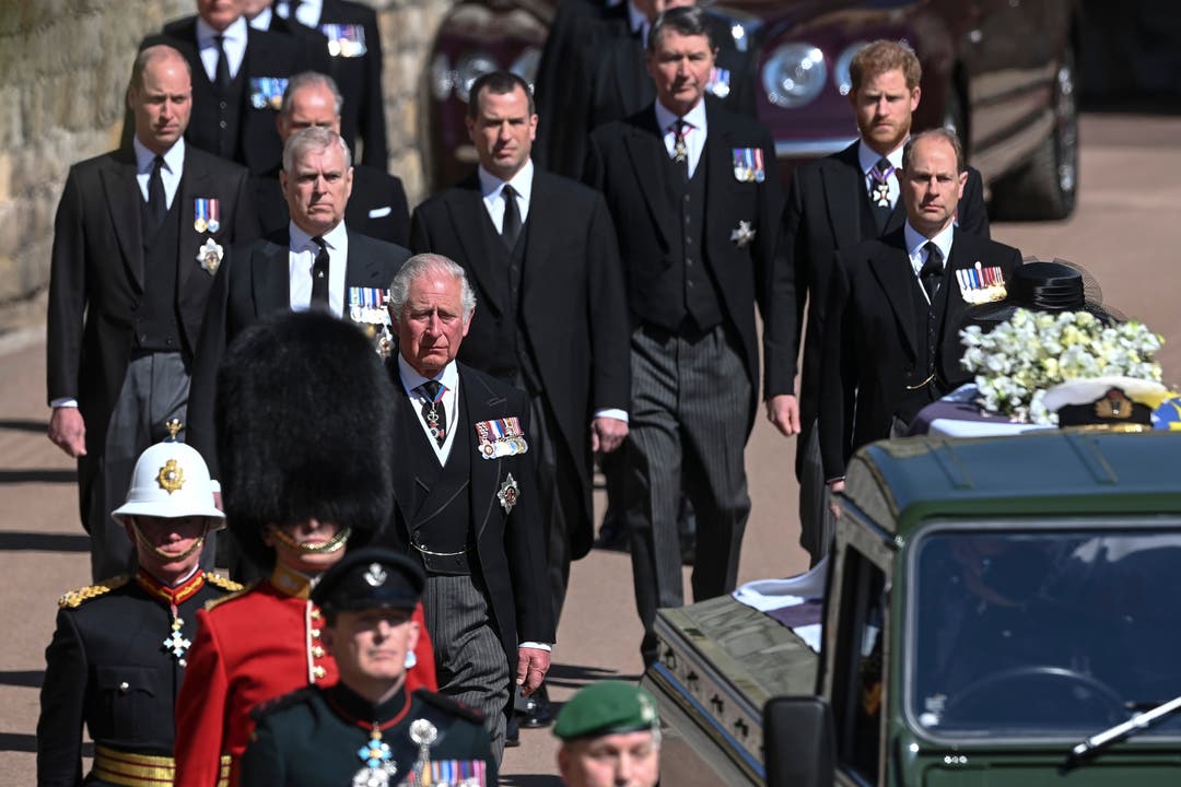 Trauermarsch zur Kirche: Prinz William (links hinten) und Harry (zweiter von rechts) gehen nicht nebeneinander.