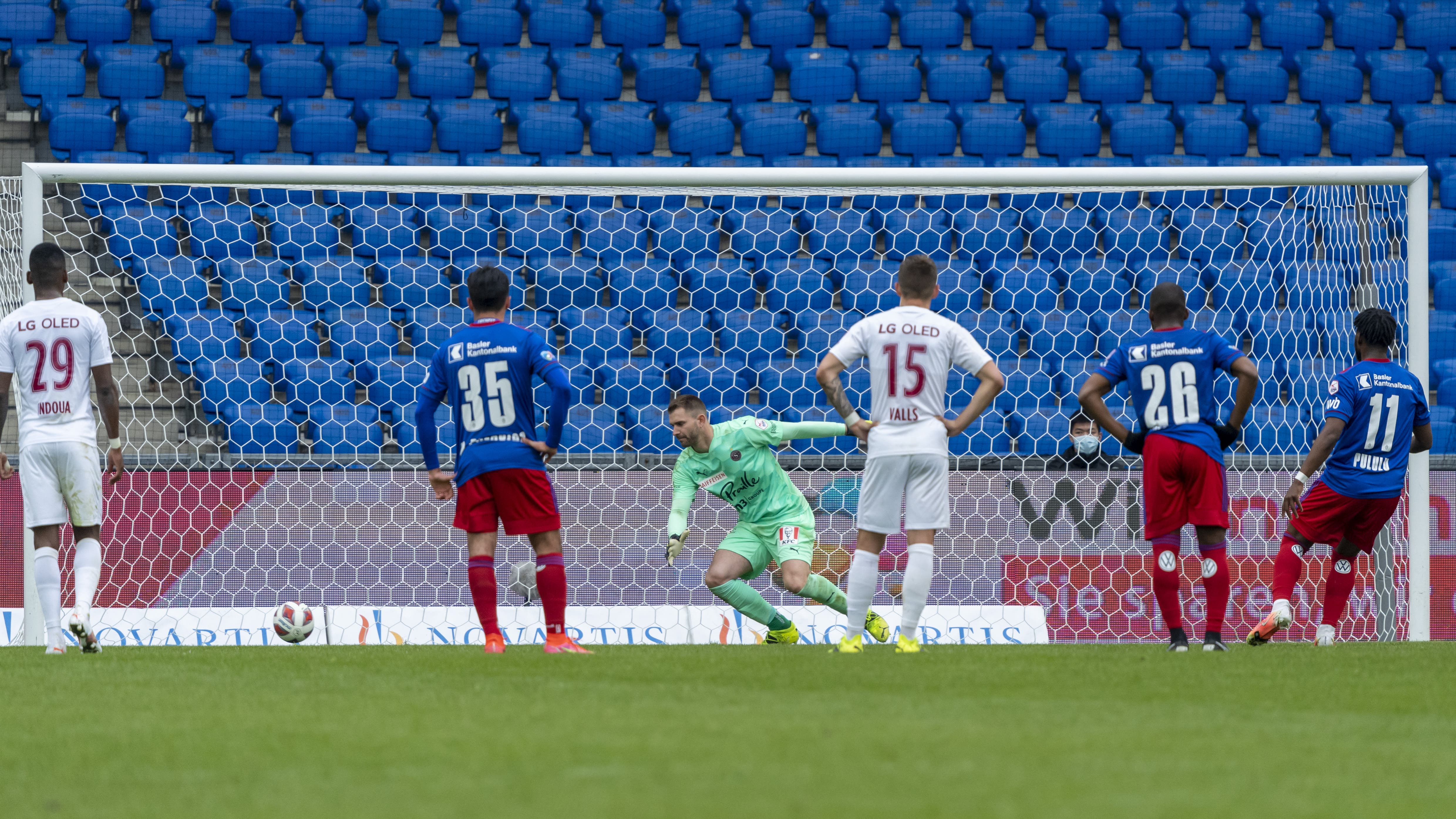 Afimico Pululu erzielt das vierte Tor per Penalty. 