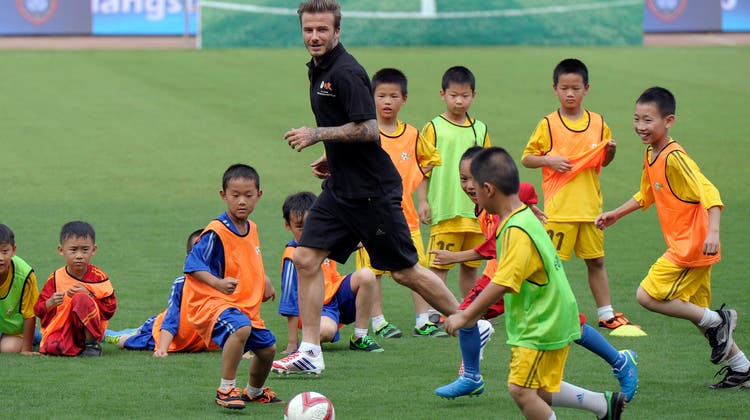 Fussballnachhilfe für China: David Beckham war 2013 auf einer einwöchigen Tour in China, um Werbung für Fussball zu machen. Gefruchtet hat es wenig. (AP/CHINATOPIX)